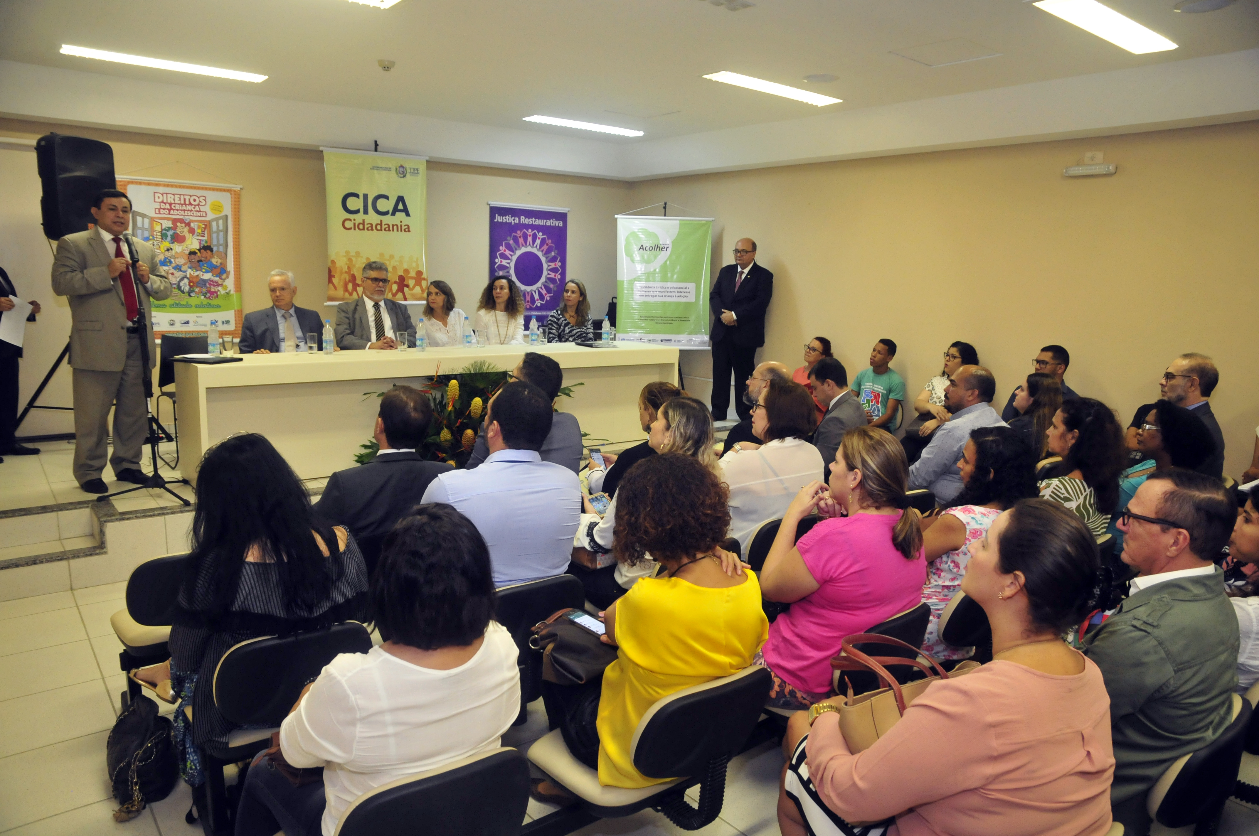Juiz Paulo Brandão fala para o público durante lançamento do programa Cica Cidadania