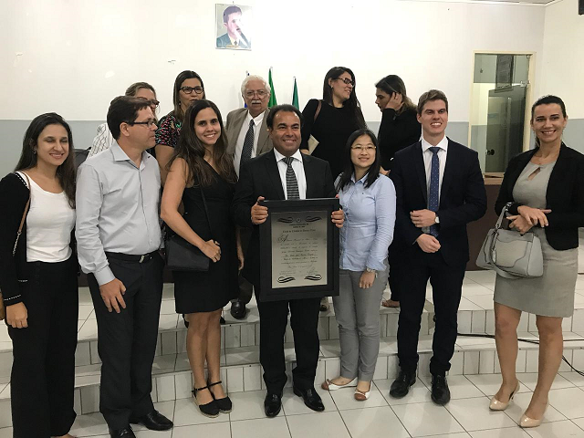Juiz João Targino (centro) recebe o título de Cidadão de Abreu e Lima