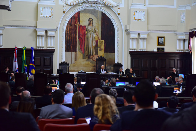 Desembargadores estão reunidos no Tribunal do Pleno e pessoas na audiência estão assistindo