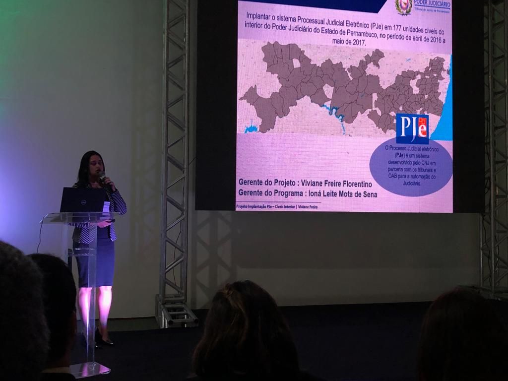 Servidora Viviane Freire faz apresentação do projeto do TJPE