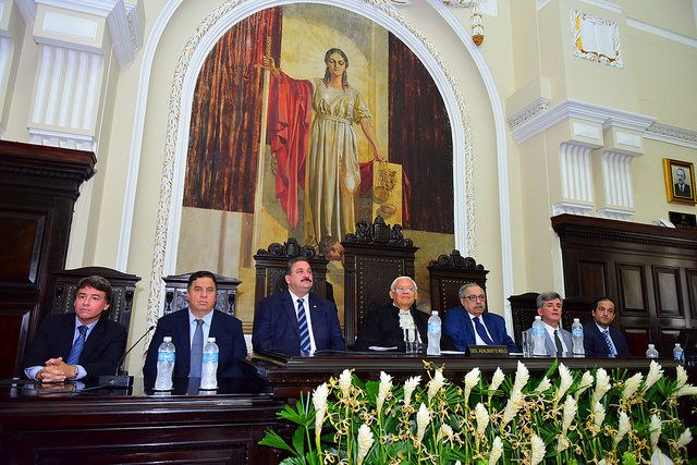 Mesa de Honra da solenidade, com o desembargador-presidente Adalberto de Oliveira Melo (centro)