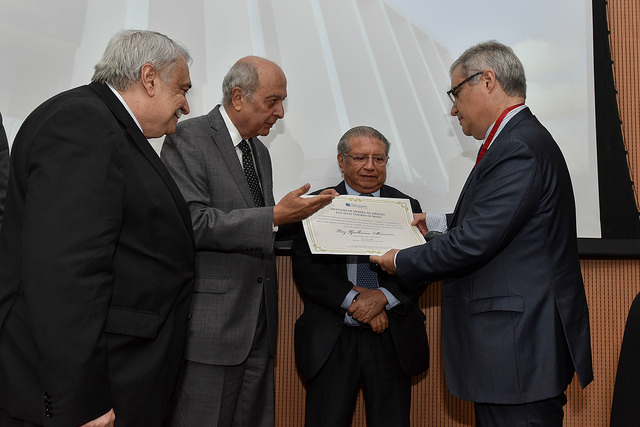 Jurista recebe diploma das mãos do desembargador Cândido Saraiva