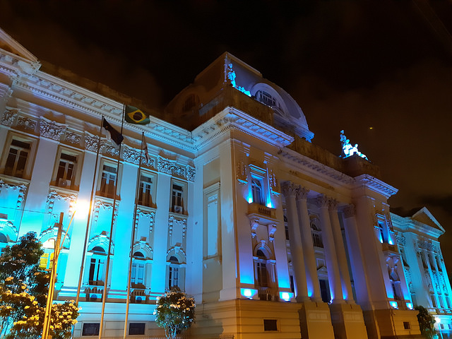 Palácio da Justiça - sede do Tribunal de Justiça - está com a iluminação azul em sua fachada