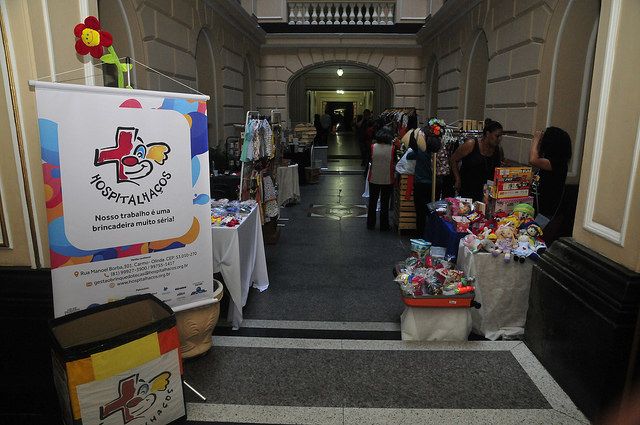 Exposição de produtos no hall do Palácio da Justiça e banner da ONG Hospitalhaços