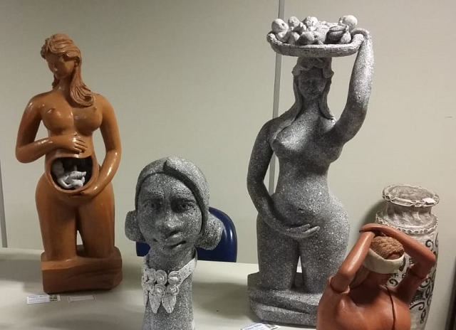 Exibição de esculturas de mulheres e bebês