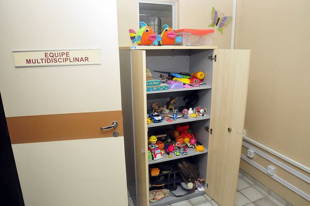 Foto exibe armário com brinquedos para crianças
