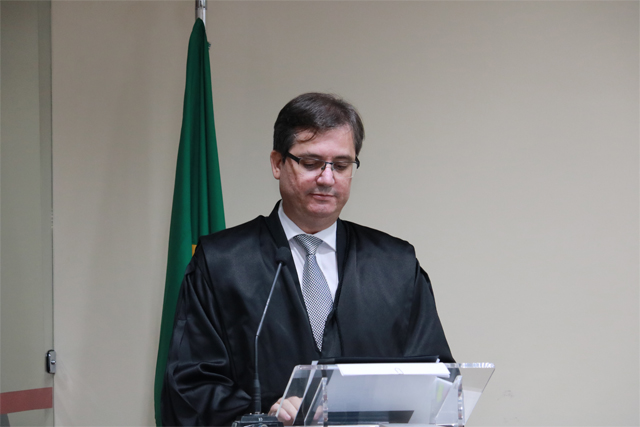 Juiz Alberto Freitas, em frente ao microfone, fazendo discurso
