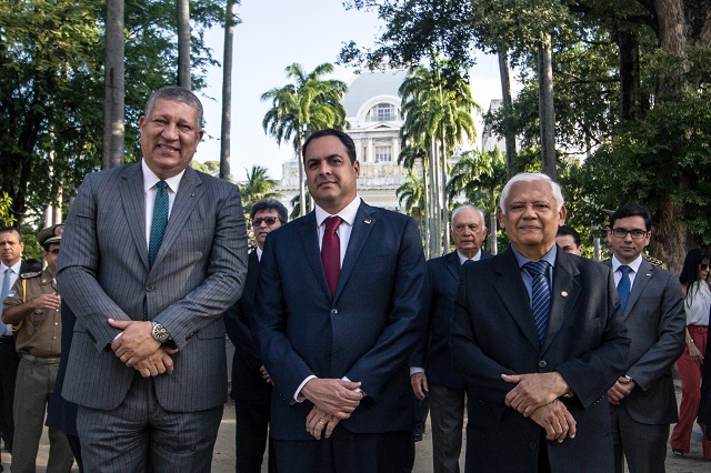Representantes dos três Poderes em Pernambuco, lado a lado, na Praça da República, com o Palácio da Justiça ao fundo