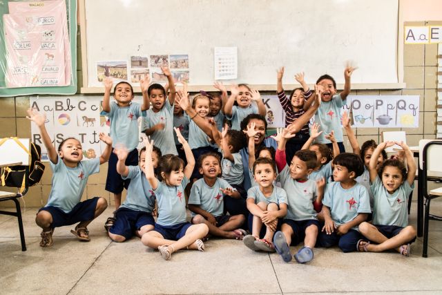 Crianças atendidas pela Fundação Terra em sala de aula sorrindo