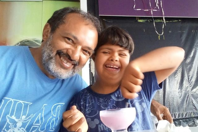 João Bosco com o filho João Victor se divertindo numa sorveteria do Recife