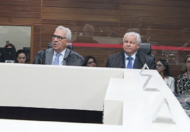 Desembargadores Itamar Pereira e Márcio Aguiar sentados lado a lado