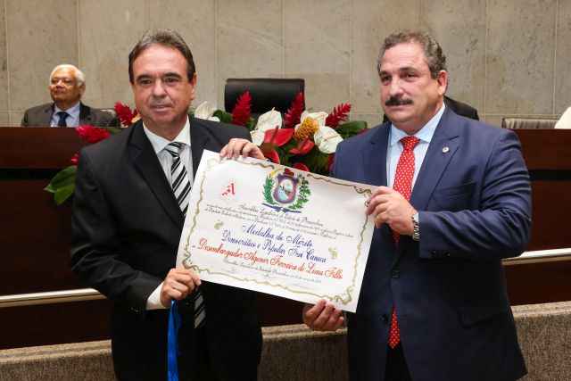 Desembargador Agenor Ferreira recebe diploma das mãos do deputado Eriberto Medeiros