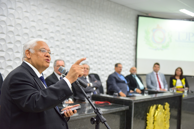 Desembargador Adalberto de Oliveira Melo, presidente do TJPE, durante inauguração
