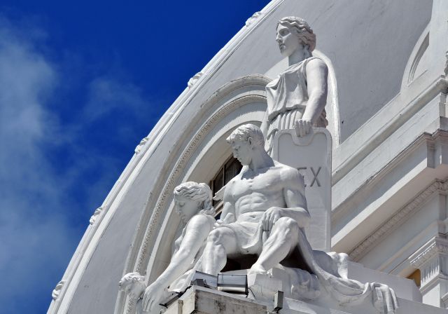 Detalhe de estátuas no alto da cúpula do Palácio da Justiça