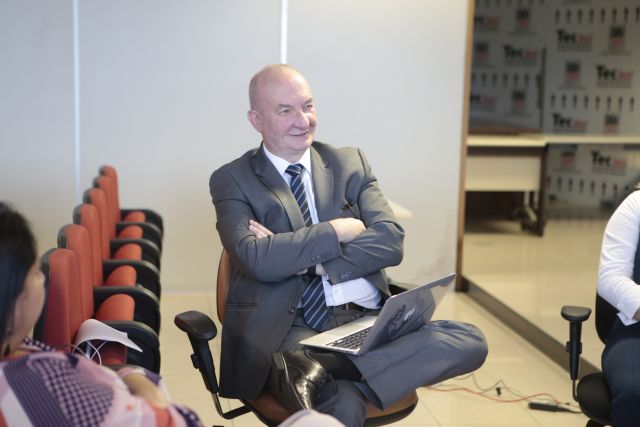 Servidor do CNJ está sentado em uma cadeira, participando de reunião no Fórum Rodolfo Aureliano