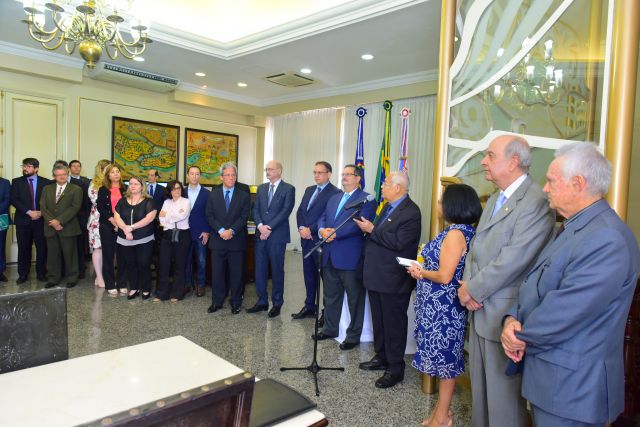 Desembargador Adalberto de Oliveira Melo fala aos presentes no Gabinete da Presidência