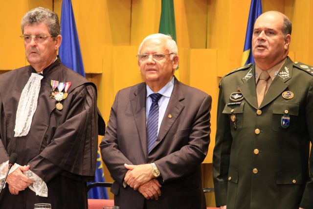 Desembargador-presidente Adalberto de Oliveira Melo (centro) compôs dispositivo de honra do evento