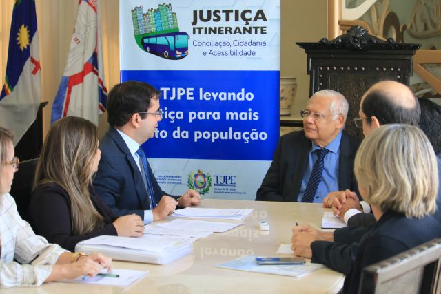 Magistrados e servidores reunidos no Gabinete da Presidência do TJPE