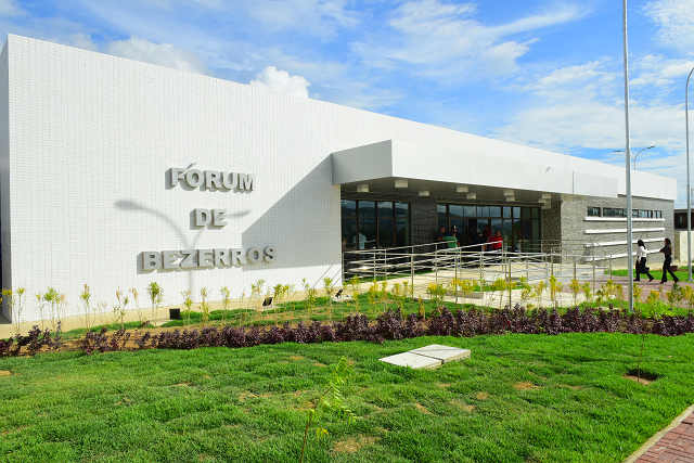 Entrada do Fórum de Bezerros, inaugurado no primeiro semestre de 2019