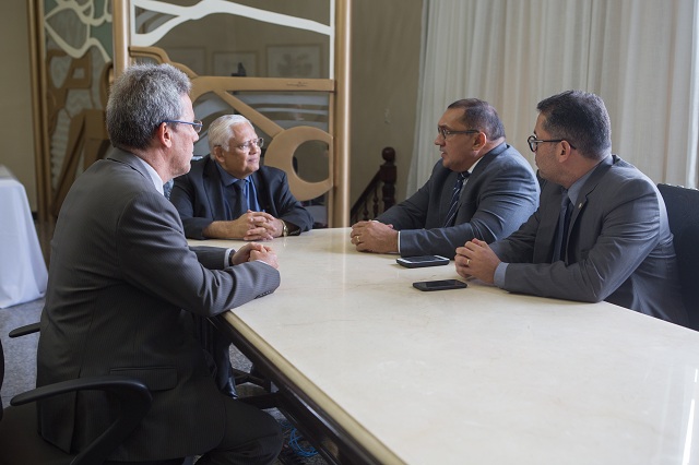Quatro autoridades estão reunidos em uma mesa no gabinete da presidência do TJPE