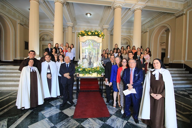 Magistrados e servidores em volta de Imagem Peregrina de Nossa Senhora do Carmo