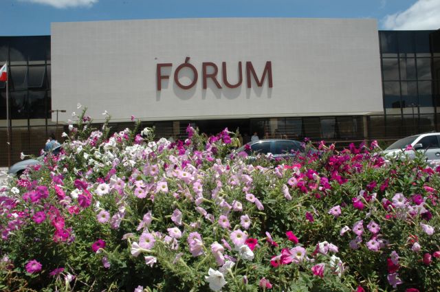 Fachada de Fórum da cidade de Garanhuns com flores no primeiro plano