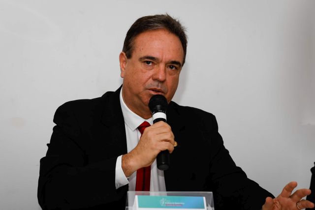 Presidente do TRE-PE, desembargador Agenor Ferreira, fala ao público