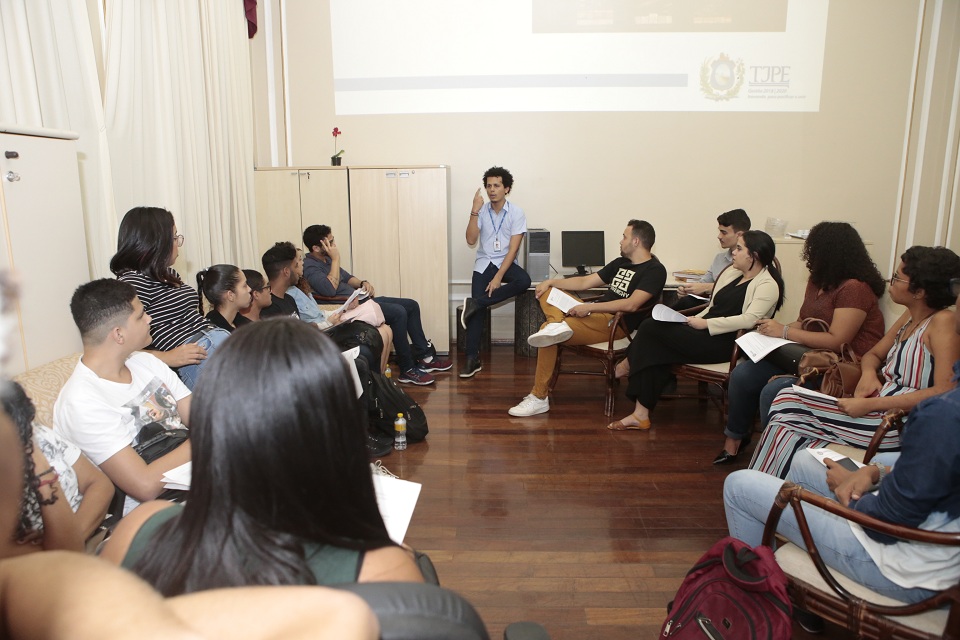 O assessor de Comunicação Social Francisco Shimada falou aos estudantes de Jornalismo sobre o TJPE 
