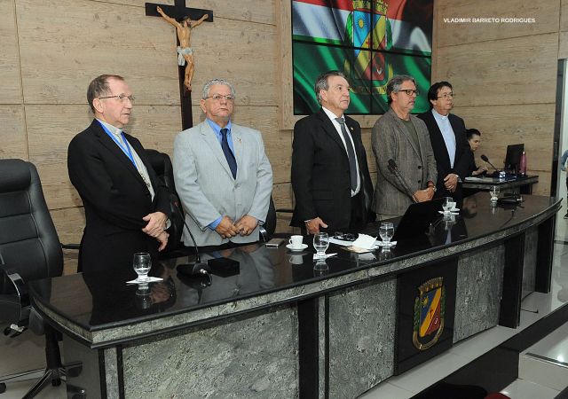 O desembargador Évio Marques (terno claro) representou o presidente do TJPE na solenidade