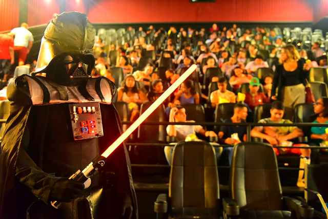 Crianças assistem no Cinemark a perfomace de ator, interpretando o vilão Darth Vader da franquia Star Wars