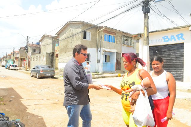 Oficial Gláucio Angelim entrega às mulheres panfletos sobre o câncer de mama, produzidos pela Ascom/TJPE