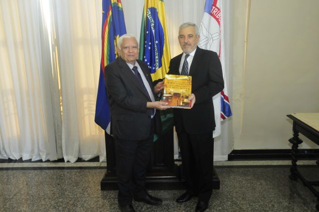 O presidente do TJPE presenteou o desembargador de Minas Gerais com livro sobre o Palácio da Justiça