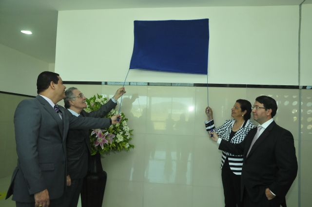 Descerramento de placa coberta por um manto azul por representantes do Judiciário e do Executivo