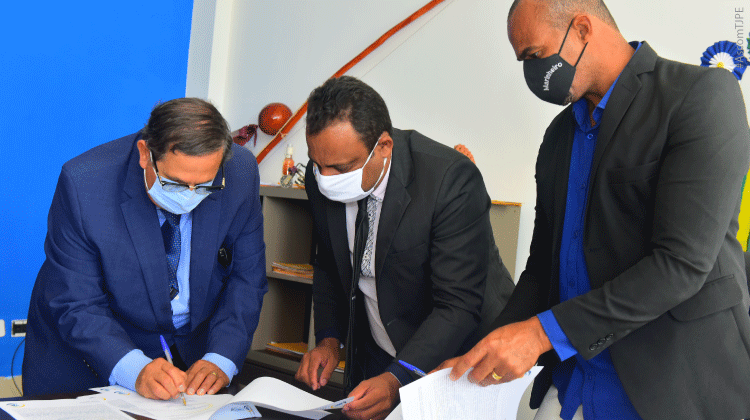 Autoridades assinam papéis para doação de terreno para construção do Fórum de Tamandaré