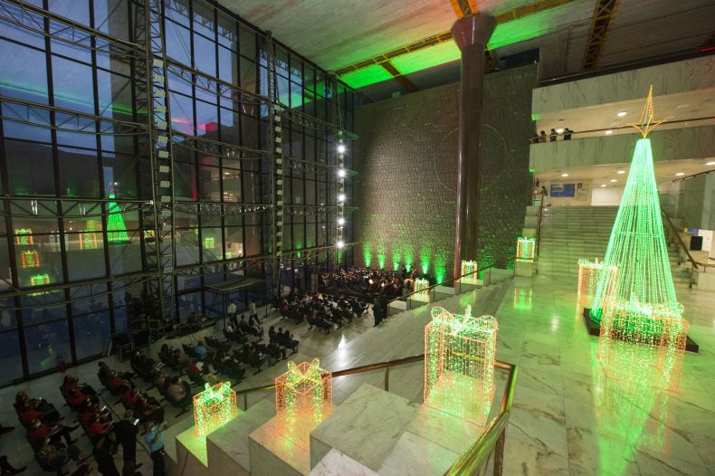 Imagem mostra Hall Monumental do Fórum Desembargador Rodolfo Aureliano iluminado na cor verde 