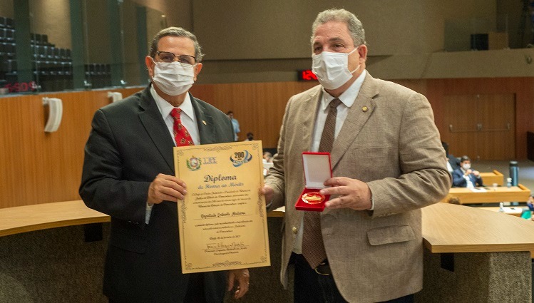 Imagem do desembargador Fernando Cerqueira em primeiro junto ao presidente da Assembleia Legislativa, Eriberto de Medeiros, ao receber a Medalha do Mérito Judiciário