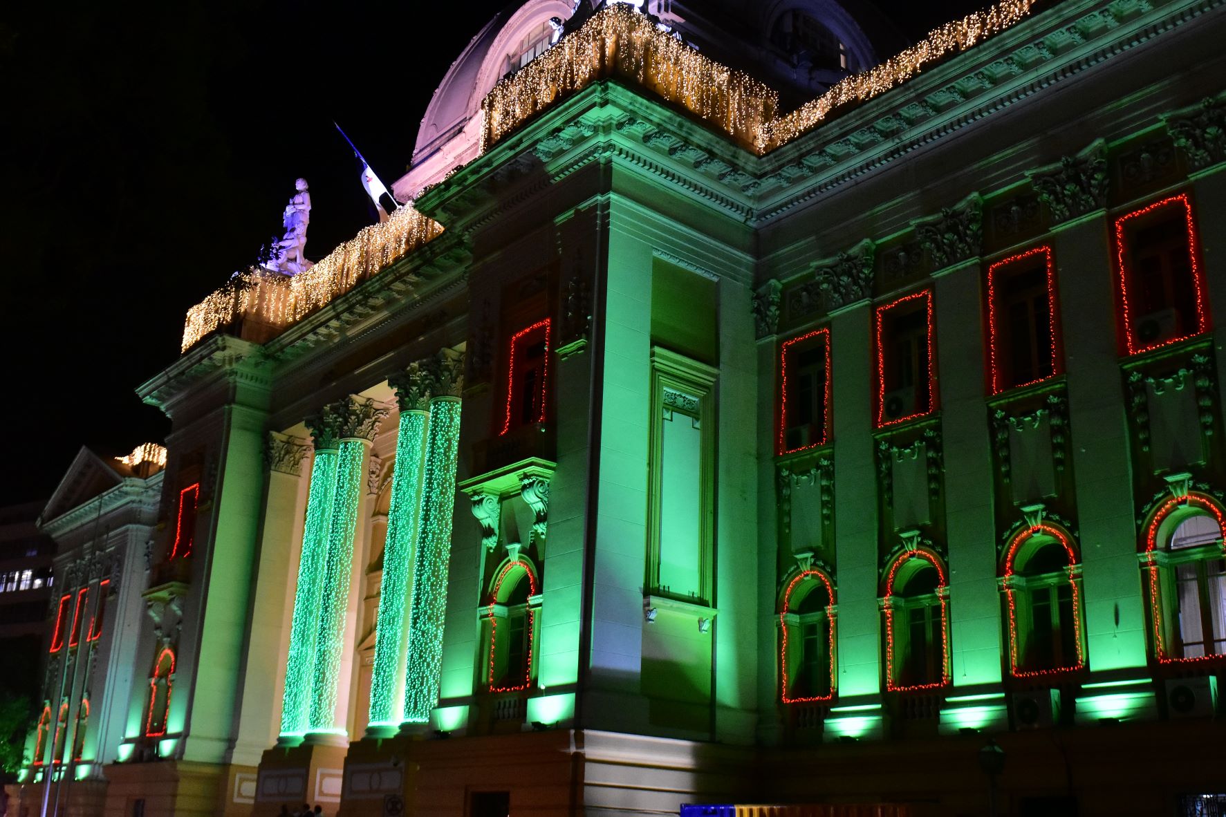 Fachada do Palácio da Justiça iluminada com luzes natalinas nas cores verde e vermelha