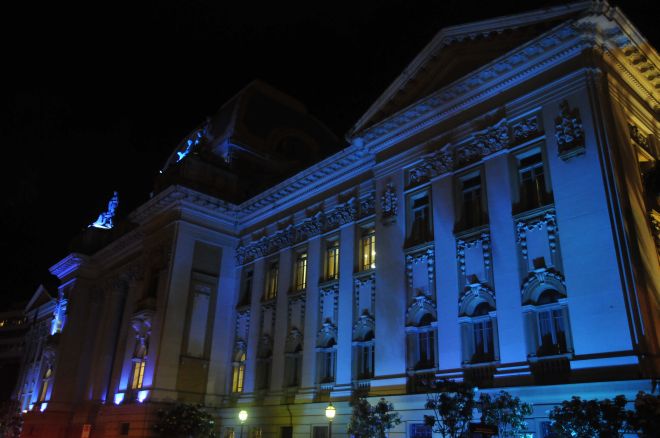 Palácio da Justiça iluminado de azul