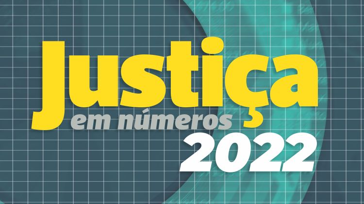 Imagem mostra o texto "Justiça em números 2022" nas cores amarela, cinza e branca. O fundo aparece na cor verde, quadriculado.
