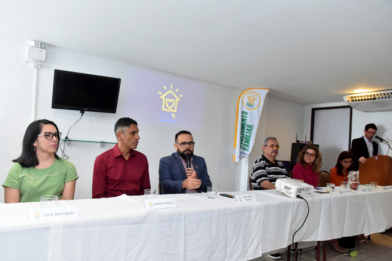 Foto da mesa de lançamento do serviço de Acolhimento Familiar no município de Olinda