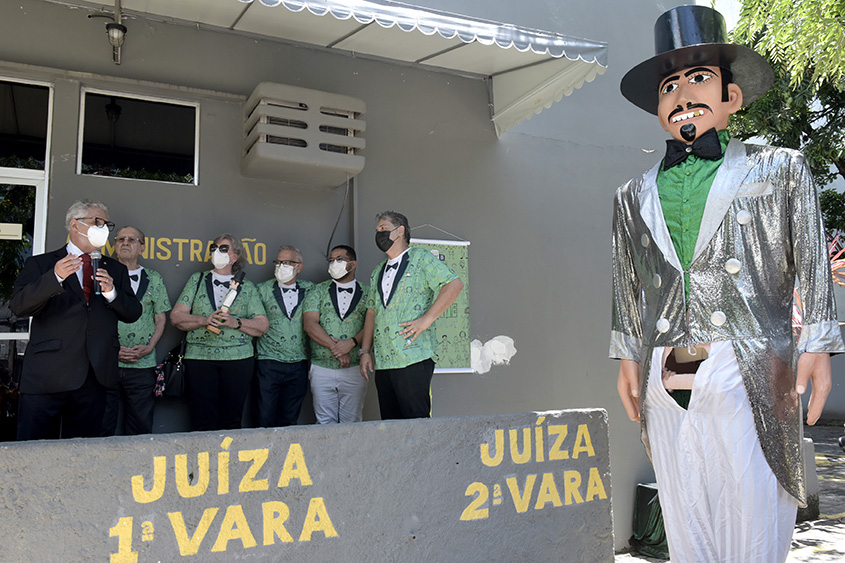Foto do Presidente do TJPE, desembargador Luiz Carlos Figueirêdo, discursando sobre a campanha "Adoção: amor gigante" realizada com o clube de carnaval "O Homem da Meia Noite"