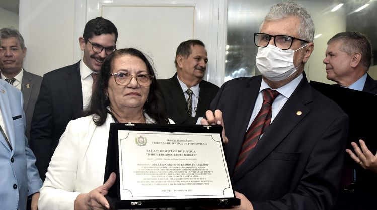 A mãe de Jorge Eduardo, Maria Nazaré Lopes Borges, ao lado do desembargador-presidente Luiz Carlos de Barros Figueirêdo