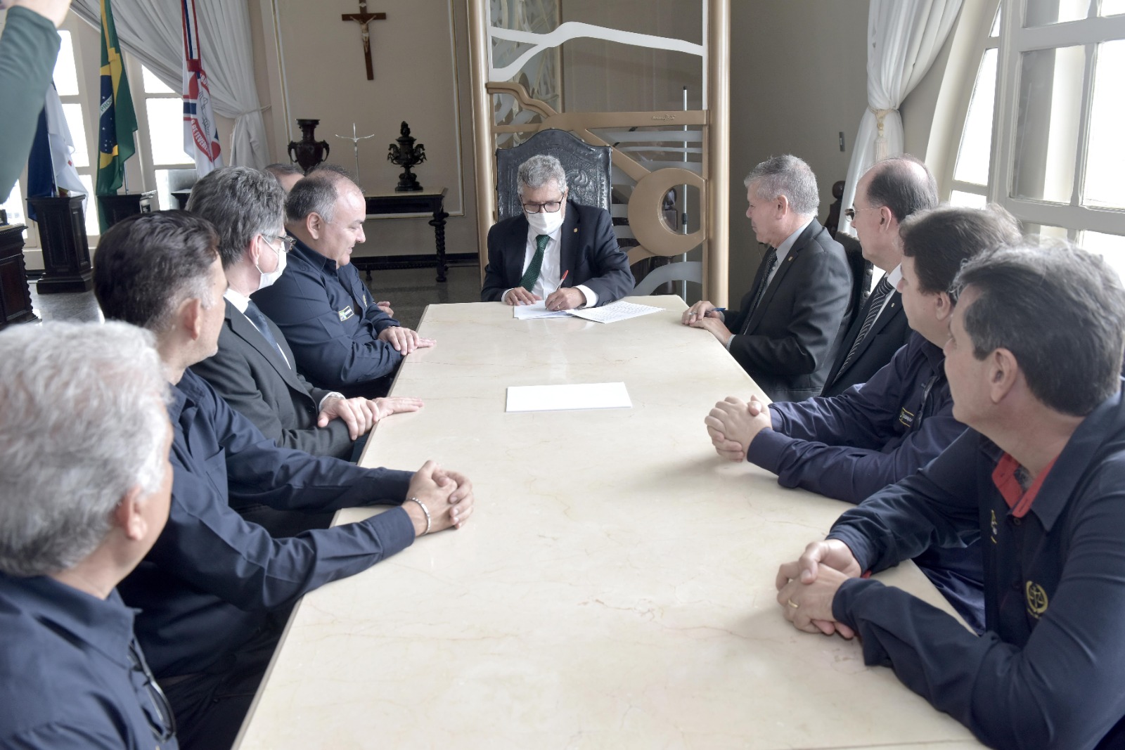 Foto mostra o Presidente Luiz Carlos Figueirêdo assinando a instrução normativa, na presença do corregedor, des. Ricardo Paes, e de representantes do SINDOJUS.