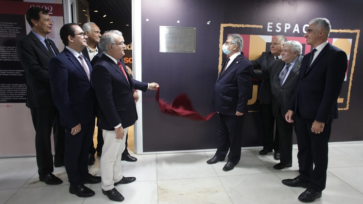 Autoridades descerram a placa de inauguração do novo marco cultural