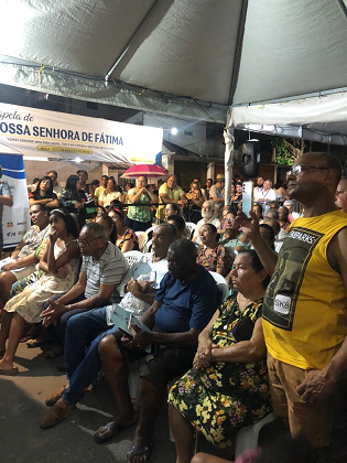 Pessoas assistem à entrega de títulos do Moradia Legal em parceria com a Prefeitura do Recife