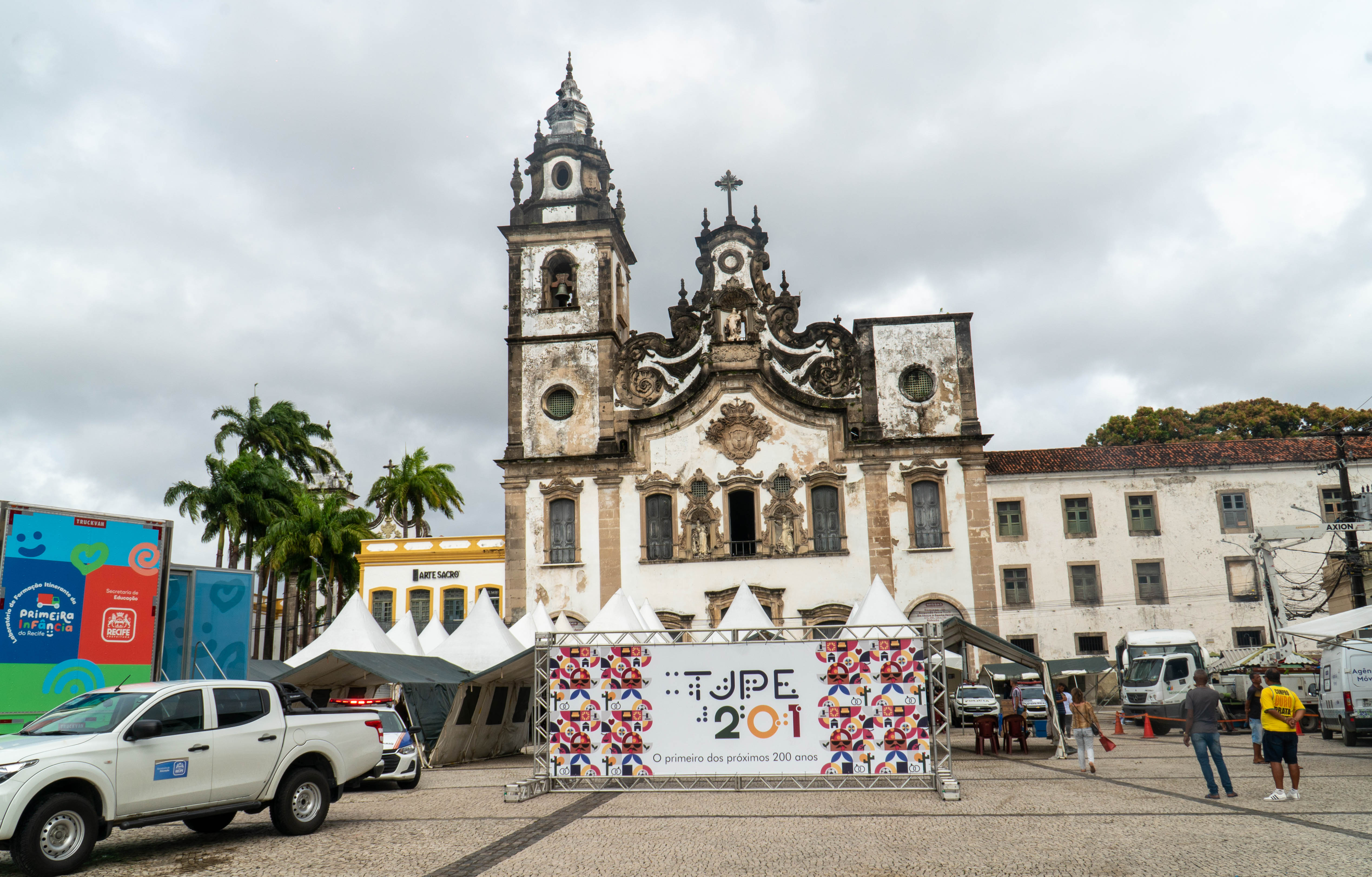 Foto do pátio da Igreja de Nossa Senhora do Carmo no Recife