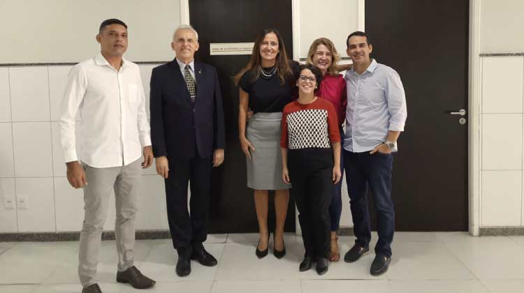 Foto da equipe da Vara de Sucessões de Jaboatão dos Guararapes. Todos os seis integrantes estão em pé e sorrindo na foto.