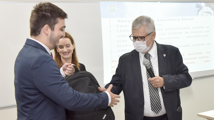Juiz Neif Magib recebe notebook das mãos do desembargador Luiz Carlos