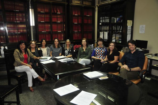 Integrantes da comissão sentados lado a lado em volta de uma mesa na Biblioteca do Palácio da Justiça