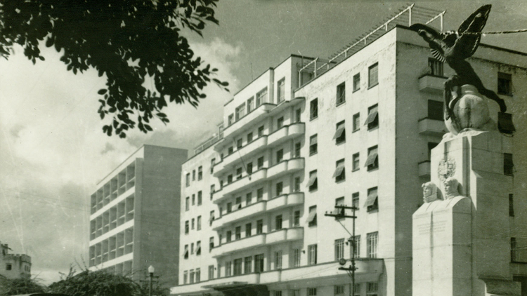 Imagem da primeira metade do século XX com destaque para a fachada do Grande Hotel, onde atualmente funciona o Fórum Thomaz de Aquino Cyrillo Wanderley, sede da Corregedoria